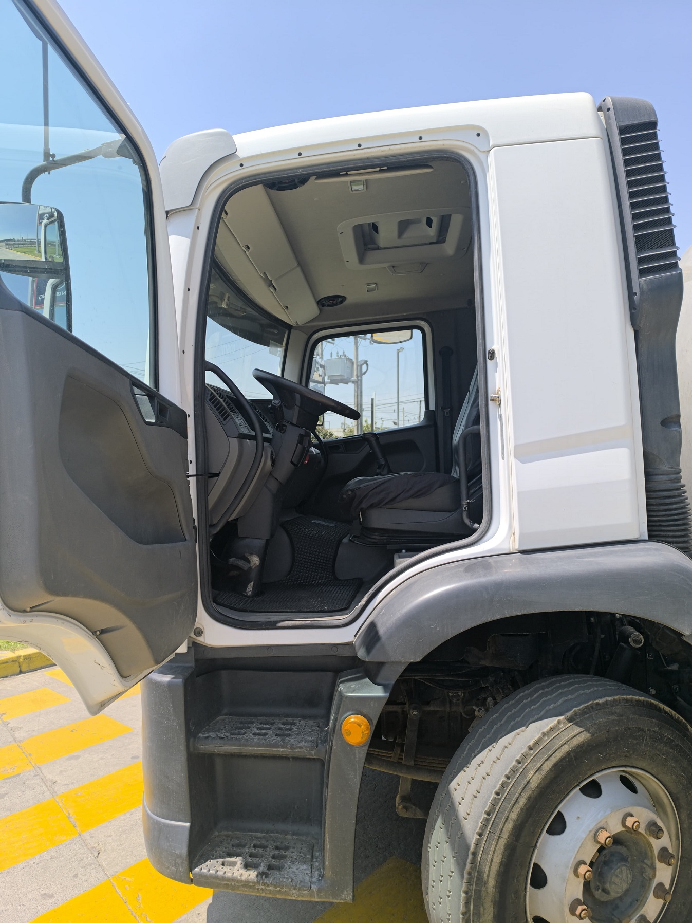 Volkswagen Constellation 17280